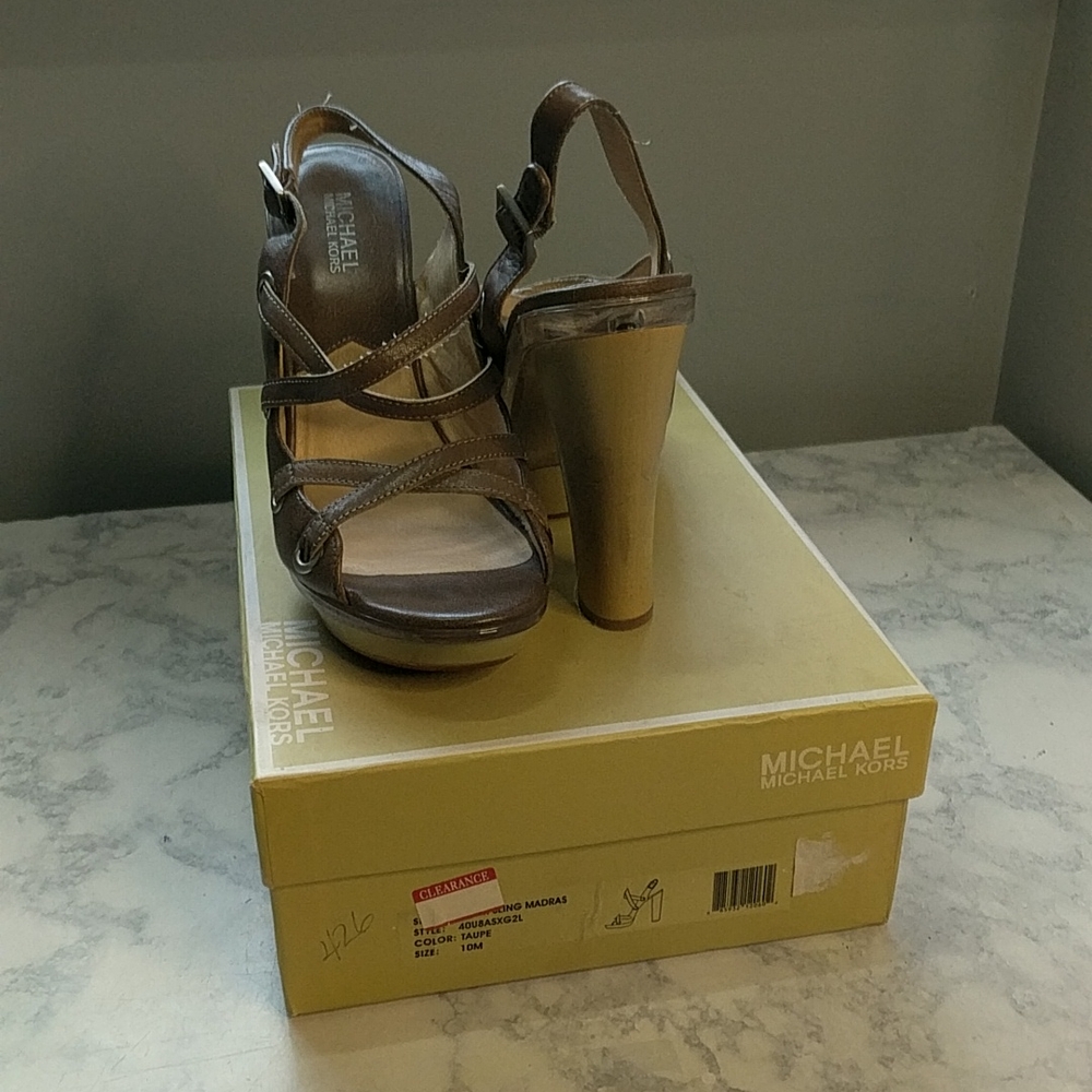 Size 10 Michael kors open toe multi straps sling back. very good condition